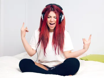 Chica escuchando heavy metal Chica escuchando heavy metal