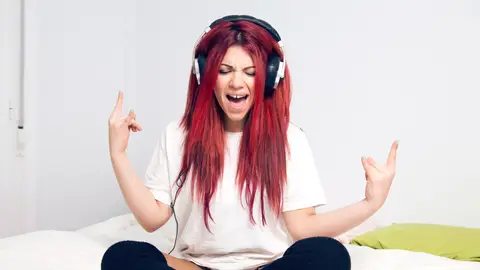 Chica escuchando heavy metal Chica escuchando heavy metal