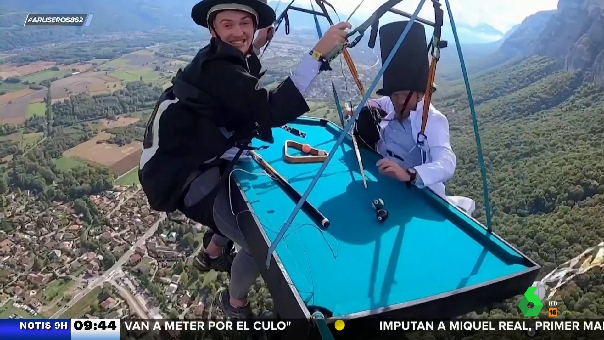 "Como los 'autos locos', pero en el aire": así es este vistoso concurso de parapente