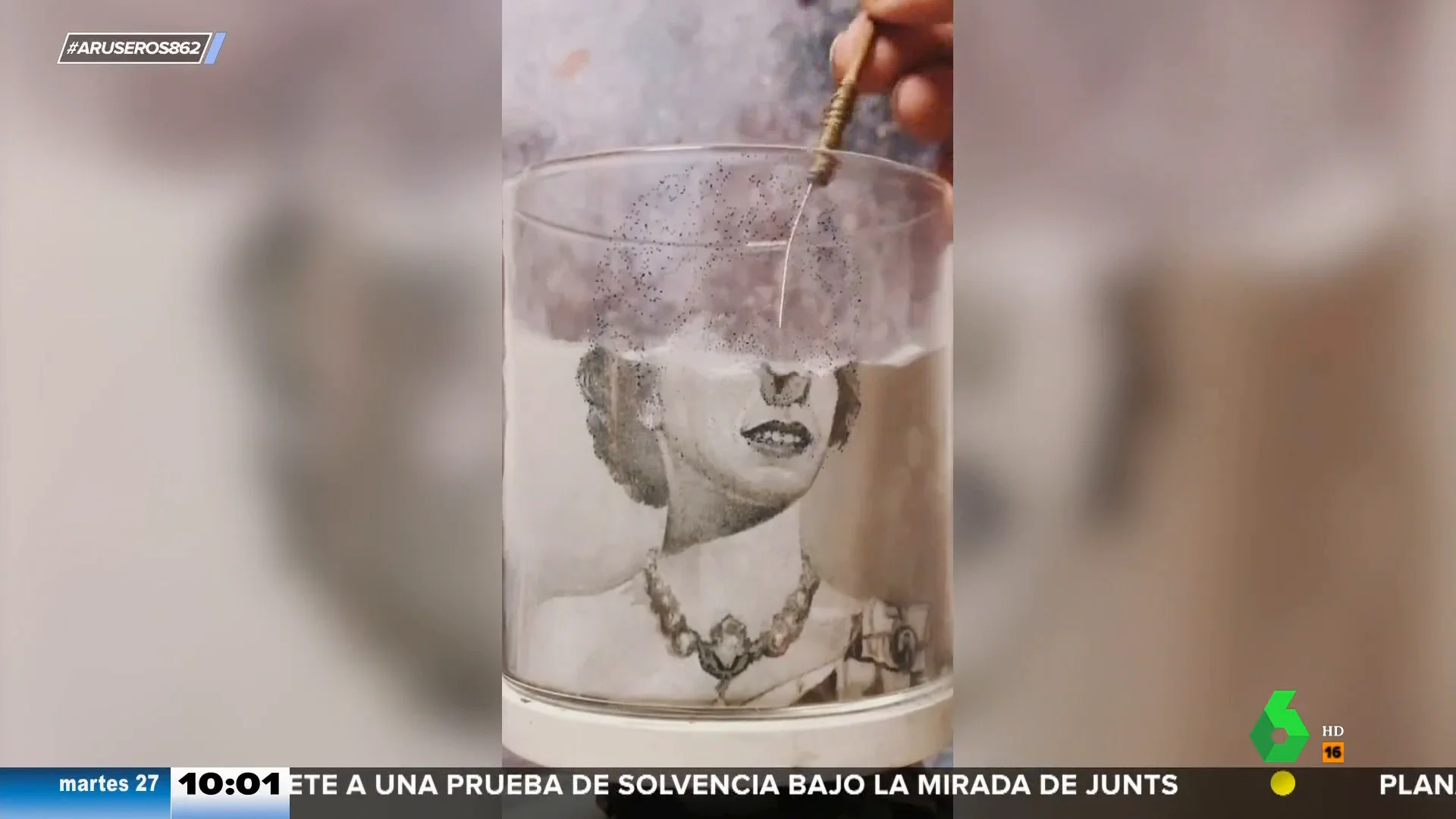 El hipnótico proceso de creación de estos espectaculares retratos de Isabel II en arena