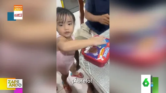 La cara de decepción de una niña al descubrir que en el bote del helado había cabezas de pescado La cara de decepción de una niña al descubrir que en el bote del helado había cabezas de pescado