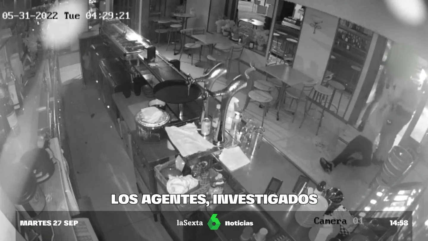 Investigan a dos agentes por la violenta detención a un camarero en un bar de Guadalajara Investigan a dos agentes por la violenta detención a un camarero en un bar de Guadalajara