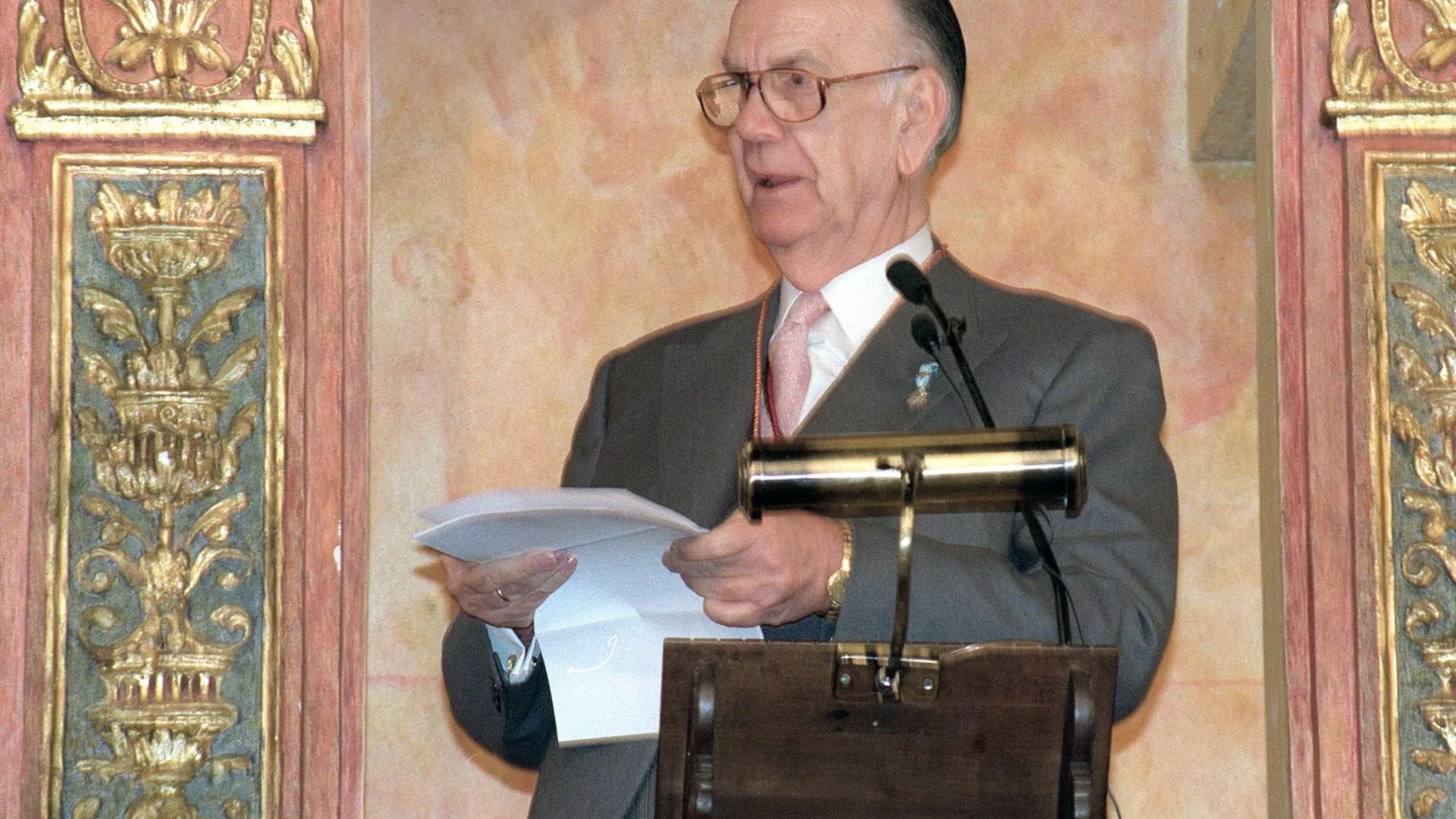 Localizan el primer manuscrito del escritor Camilo José Cela, fechado en 1936.