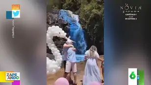 Unos padres tiñen de azul una cascada para revelar el sexo de su bebé