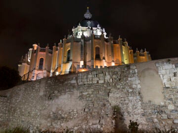 Muralla de la ciudad antigua de Madrid con la catedral de la Almudena