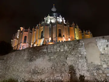 Muralla de la ciudad antigua de Madrid con la catedral de la Almudena Muralla de la ciudad antigua de Madrid con la catedral de la Almudena