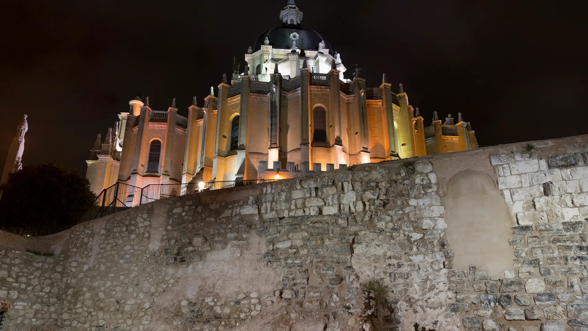 Muralla de la ciudad antigua de Madrid con la catedral de la Almudena