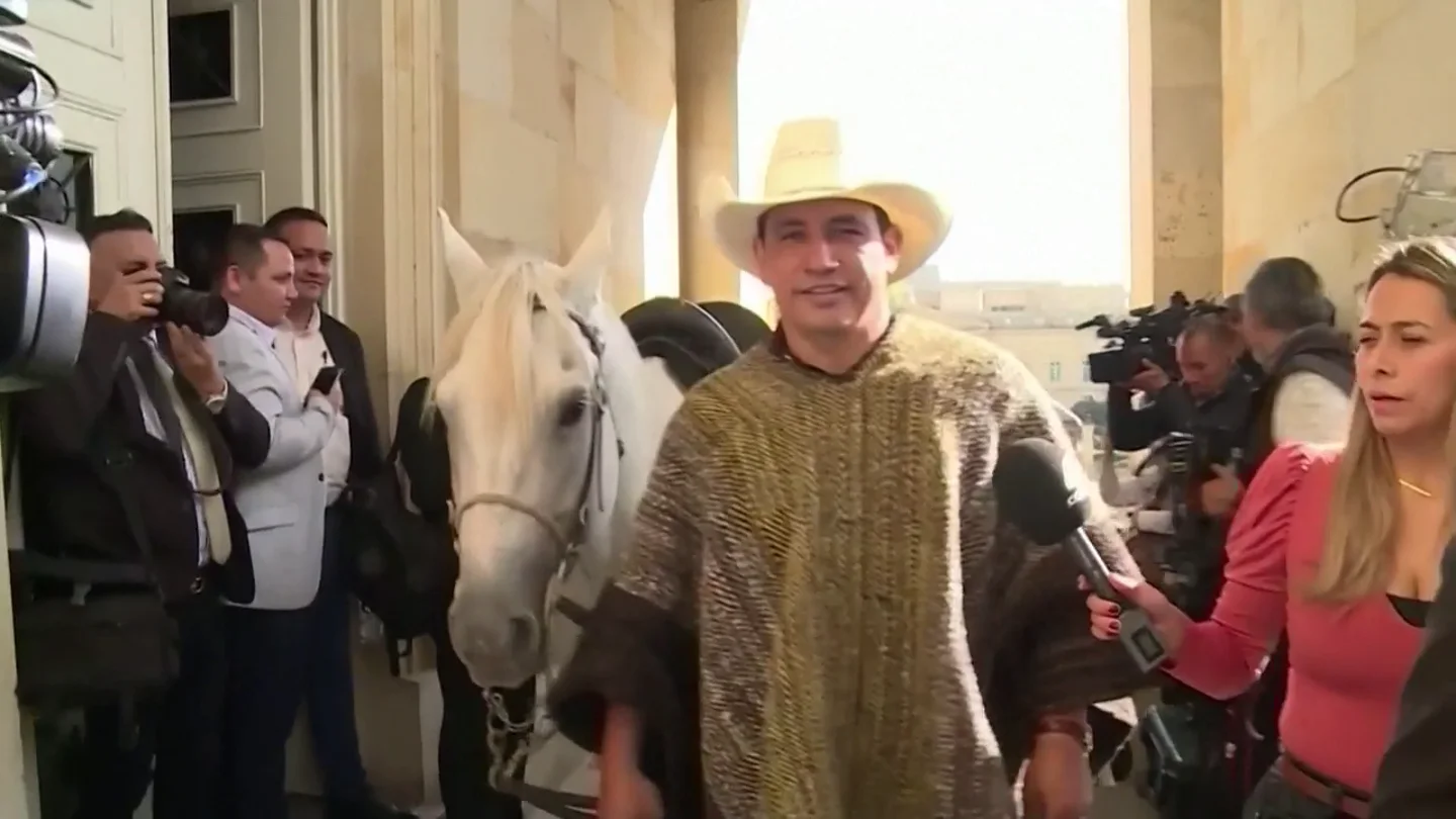 Vídeo | El momento en el que un senador de Colombia entra a caballo al Congreso Vídeo | El momento en el que un senador de Colombia entra a caballo al Congreso