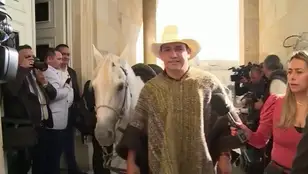 Vídeo | El momento en el que un senador de Colombia entra a caballo al Congreso