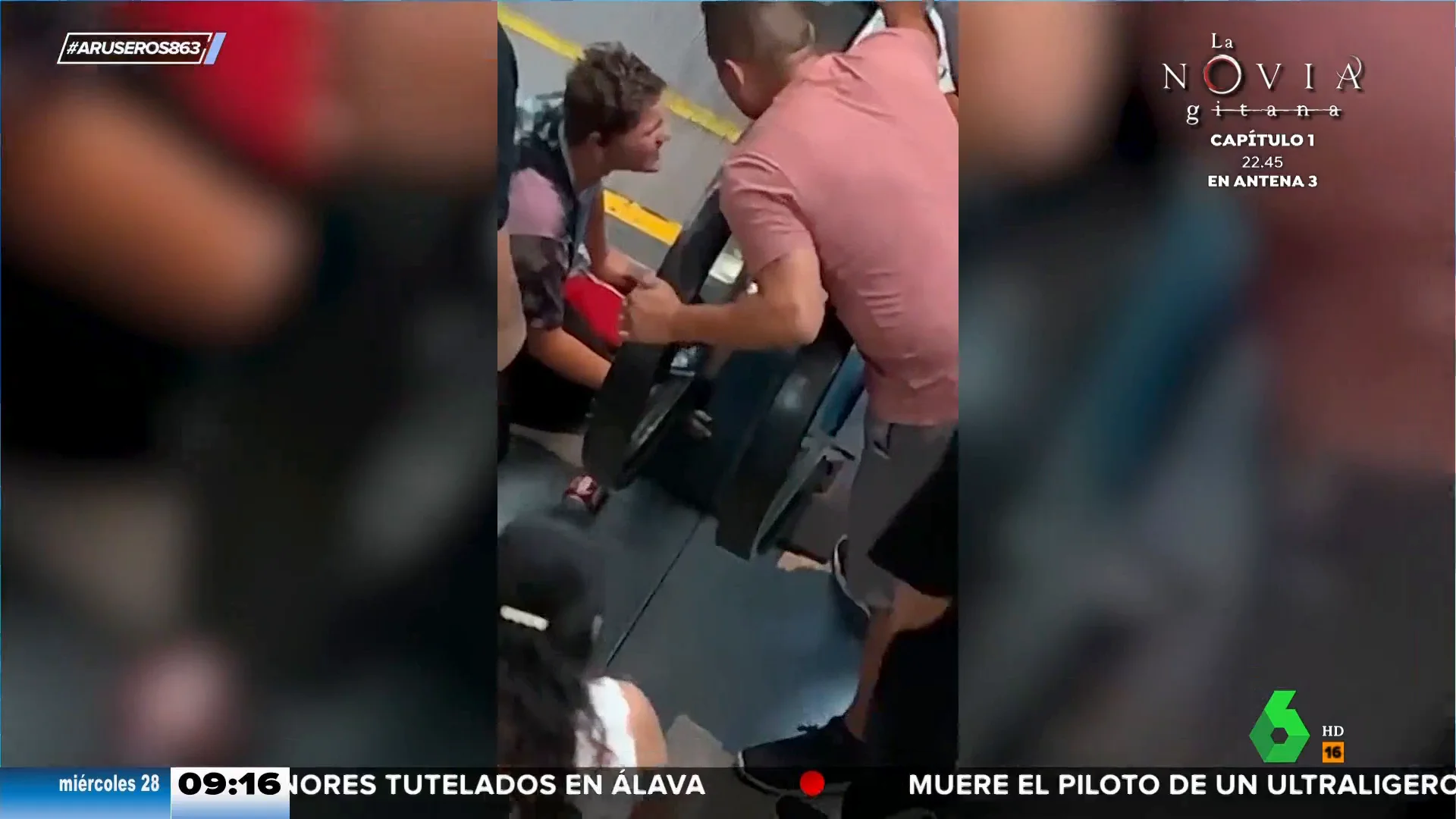 El angustioso momento en el que la mano de un niño se queda atrapada en las escaleras mecánicas