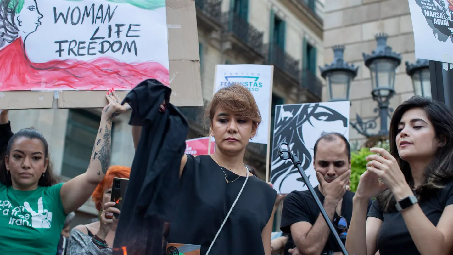 Mujeres iraníes se suman en Madrid a las protestas por la muerte de Amini Mujeres iraníes se suman en Madrid a las protestas por la muerte de Amini
