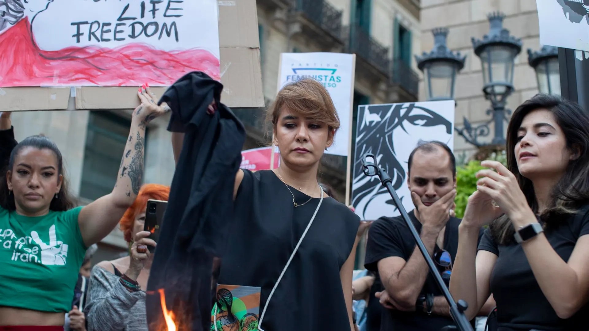 Mujeres iraníes se suman en Madrid a las protestas por la muerte de Amini