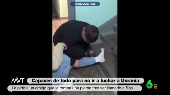 El momento en el que un ciudadano ruso le parte la pierna a otro a propósito para evitar que le recluten para acudir a la guerra El momento en el que un ciudadano ruso le parte la pierna a otro a propósito para evitar que le recluten para acudir a la guerra