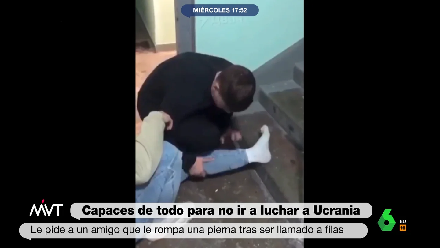 El momento en el que un ciudadano ruso le parte la pierna a otro a propósito para evitar que le recluten para acudir a la guerra El momento en el que un ciudadano ruso le parte la pierna a otro a propósito para evitar que le recluten para acudir a la guerra