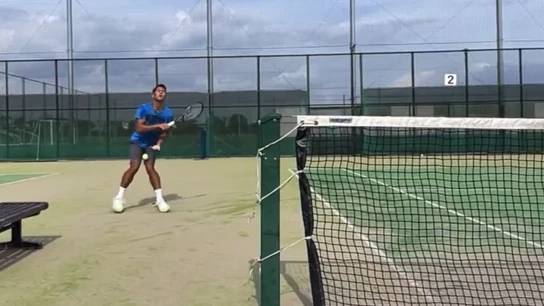 Imitar a Federer puede salir muy caro: pelotazo en las 'partes nobles'... y ridículo a la vista del mundo Imitar a Federer puede salir muy caro: pelotazo en las 'partes nobles'... y ridículo a la vista del mundo