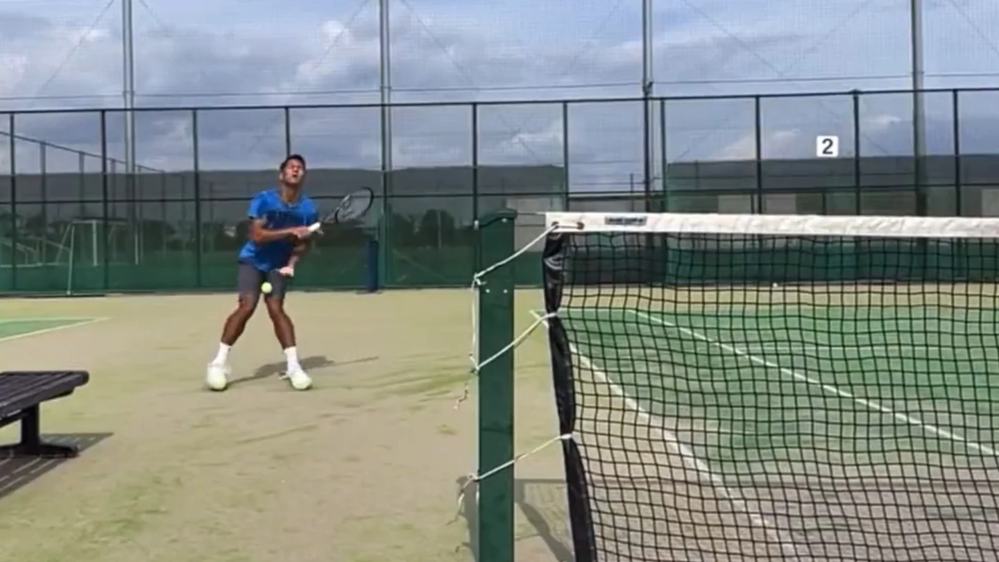 Imitar a Federer puede salir muy caro: pelotazo en las 'partes nobles'... y ridículo a la vista del mundo Imitar a Federer puede salir muy caro: pelotazo en las 'partes nobles'... y ridículo a la vista del mundo