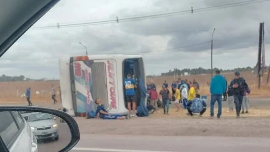 Muere una hincha de Boca Juniors tras volcar el autobús en el que viajaba la afición Muere una hincha de Boca Juniors tras volcar el autobús en el que viajaba la afición