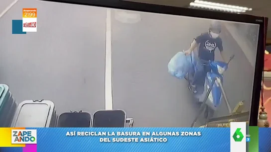 Un hombre se cae de la moto al intentar tirar la basura desde su moto Un hombre se cae de la moto al intentar tirar la basura desde su moto