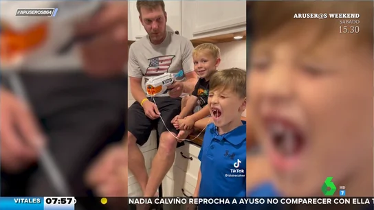 Así es el revolucionario método de este padre para sacar un diente de leche a su hijo Así es el revolucionario método de este padre para sacar un diente de leche a su hijo