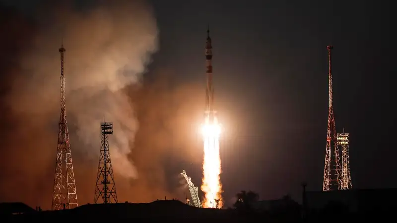 La nave tripulada rusa Soyuz MS-21 con tres cosmonautas aterriza con éxito en Kazajistán