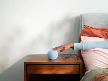 Un Echo Dot con reloj Un Echo Dot con reloj