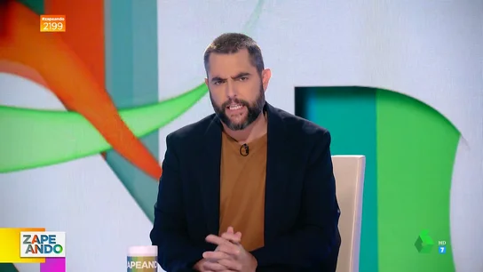 Dani Mateo se pone serio con María Gómez en Zapeando: "Alguien de esta mesa ha estado hablando de mí a mis espaldas" Dani Mateo se pone serio con María Gómez en Zapeando: "Alguien de esta mesa ha estado hablando de mí a mis espaldas"