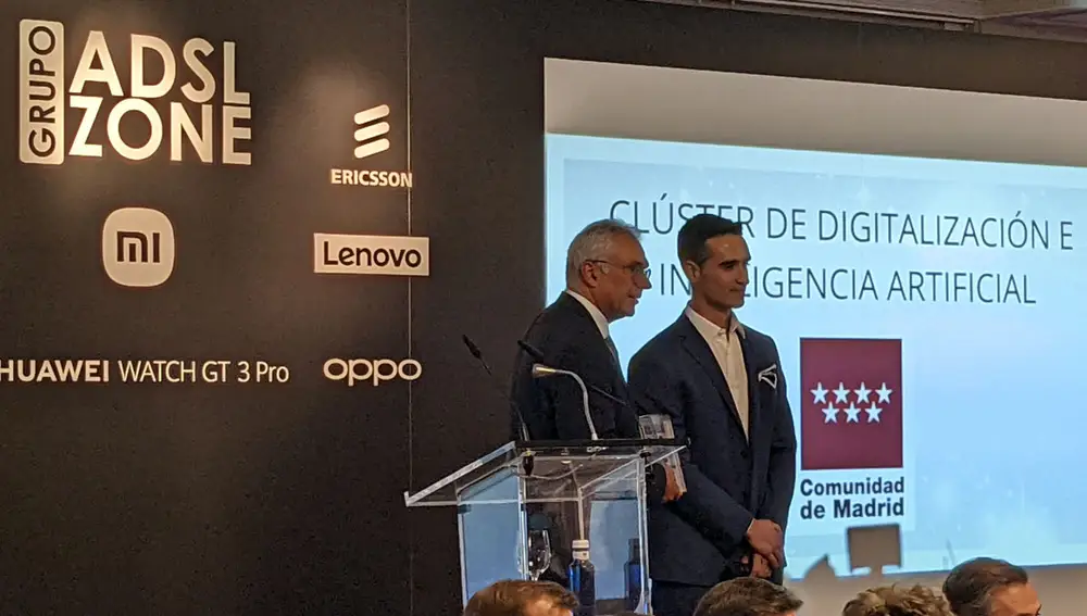 Carlos Izquierdo, recogiendo el Premio concedido a la Comunidad de Madrid
