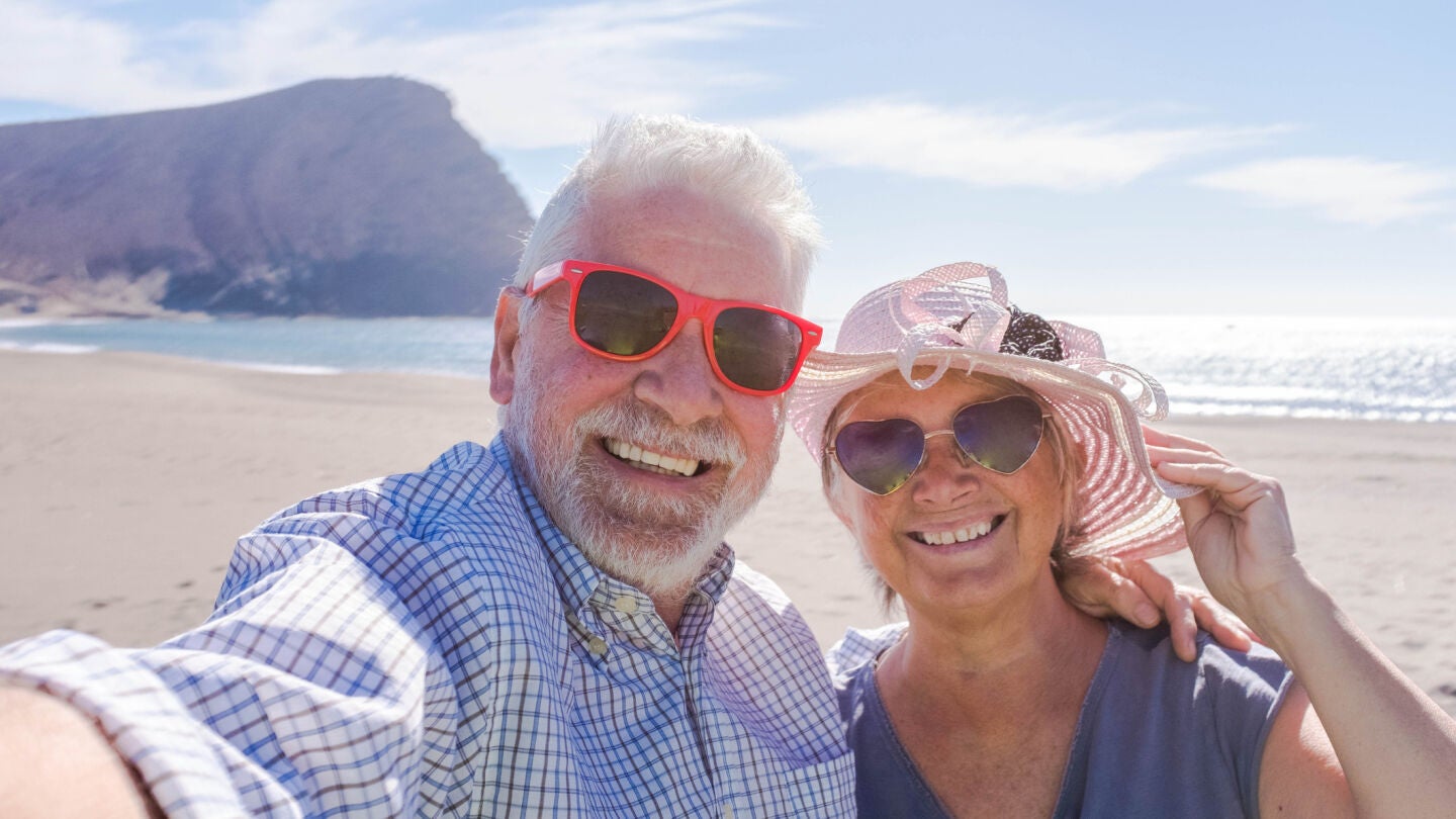Pareja de personas mayores de viaje