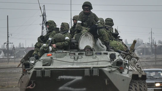 Soldados rusos al frente de un carro de combate. Soldados rusos al frente de un carro de combate.