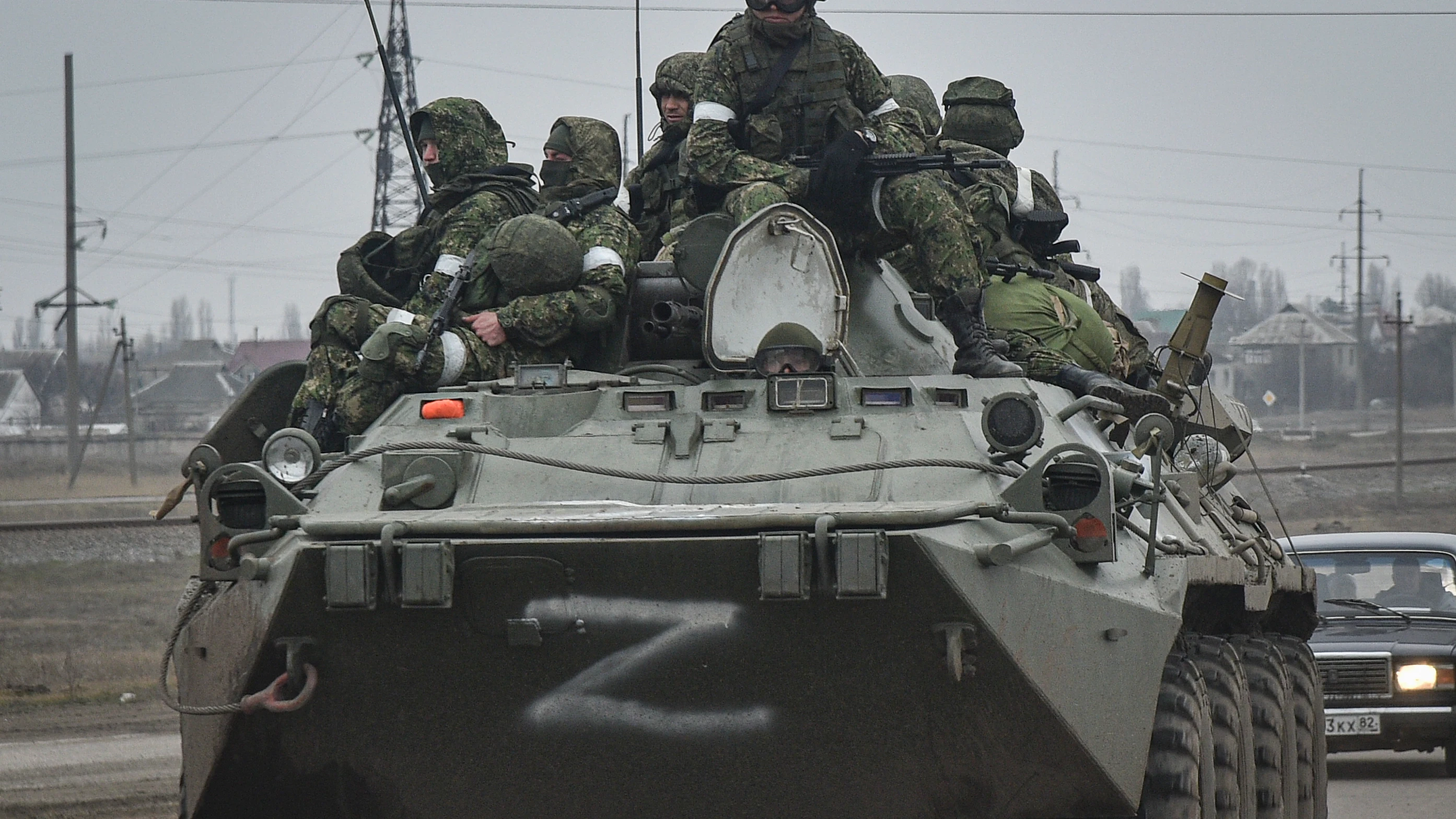 Soldados rusos al frente de un carro de combate.