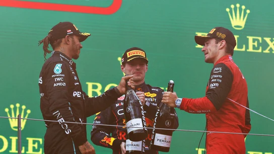 Max Verstappen, Lewis Hamilton y Charles Leclerc, compartiendo podio Max Verstappen, Lewis Hamilton y Charles Leclerc, compartiendo podio