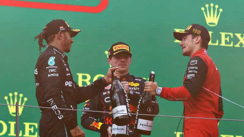 Max Verstappen, Lewis Hamilton y Charles Leclerc, compartiendo podio