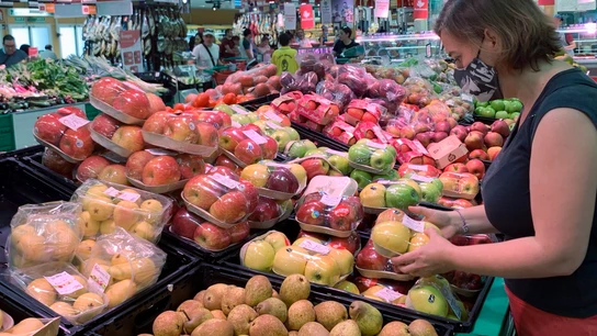 Una mujer escoge la fruta en un hipermercado. Una mujer escoge la fruta en un hipermercado.