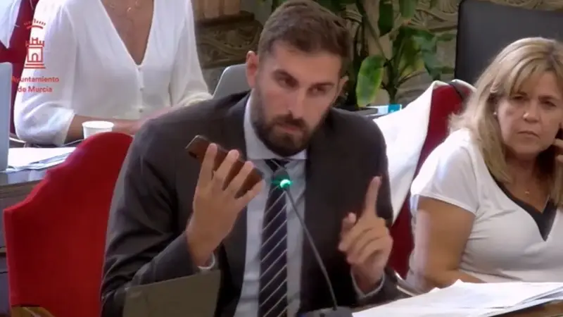 La surrealista nota de voz con la que un concejal de Vox en Murcia defiende sus "datos": "¡Me has puesto a tu primo!"