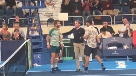 Lamentable: Moutet y Andreev casi se pelean al término de su partido Lamentable: Moutet y Andreev casi se pelean al término de su partido