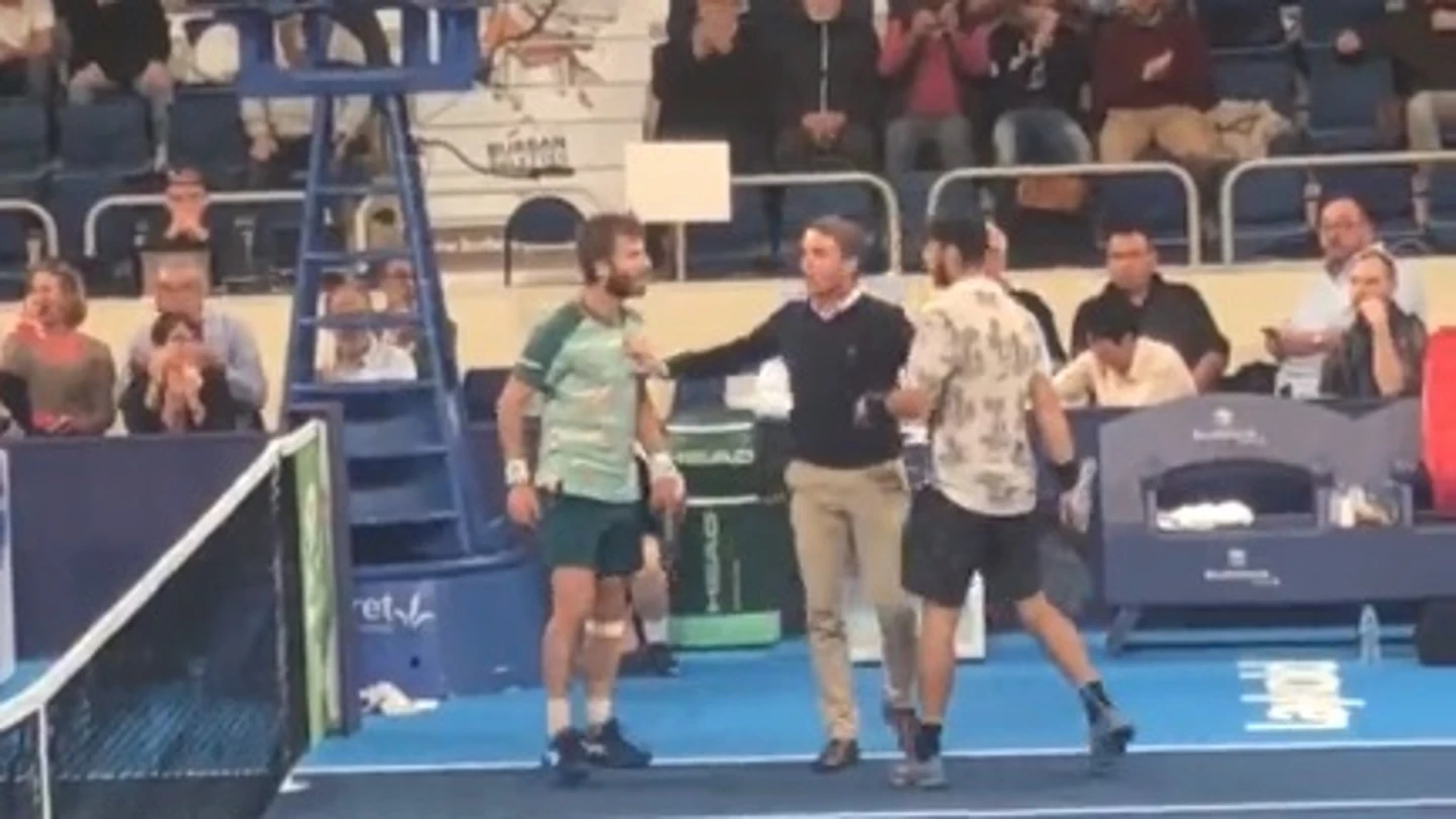 Lamentable: Moutet y Andreev casi se pelean al término de su partido Lamentable: Moutet y Andreev casi se pelean al término de su partido