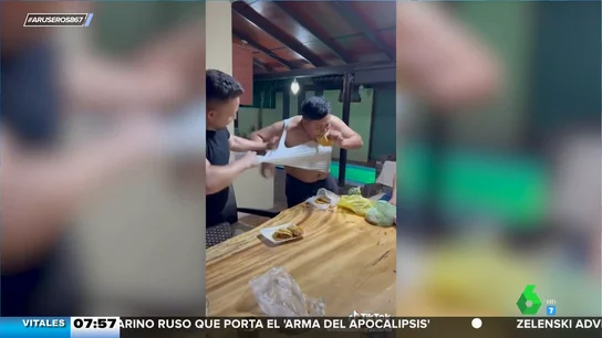 Así es el nuevo reto viral que te puede dejar sin ropa: "pásame la servilleta" Así es el nuevo reto viral que te puede dejar sin ropa: "pásame la servilleta"