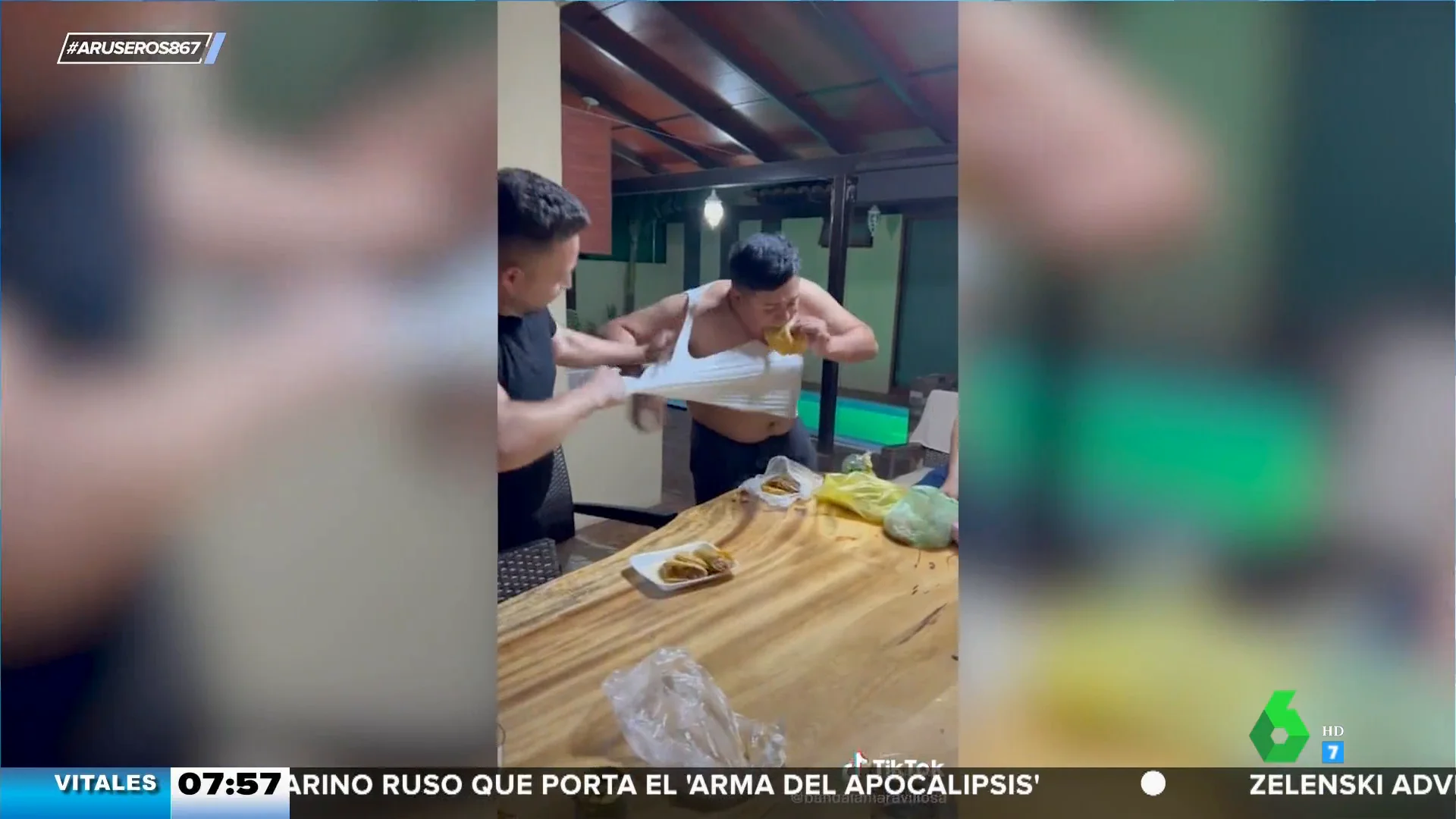 Así es el nuevo reto viral que te puede dejar sin ropa: "pásame la servilleta"