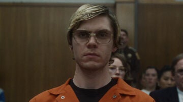  Evan Peters interpreta a Jeffrey Dahmer.