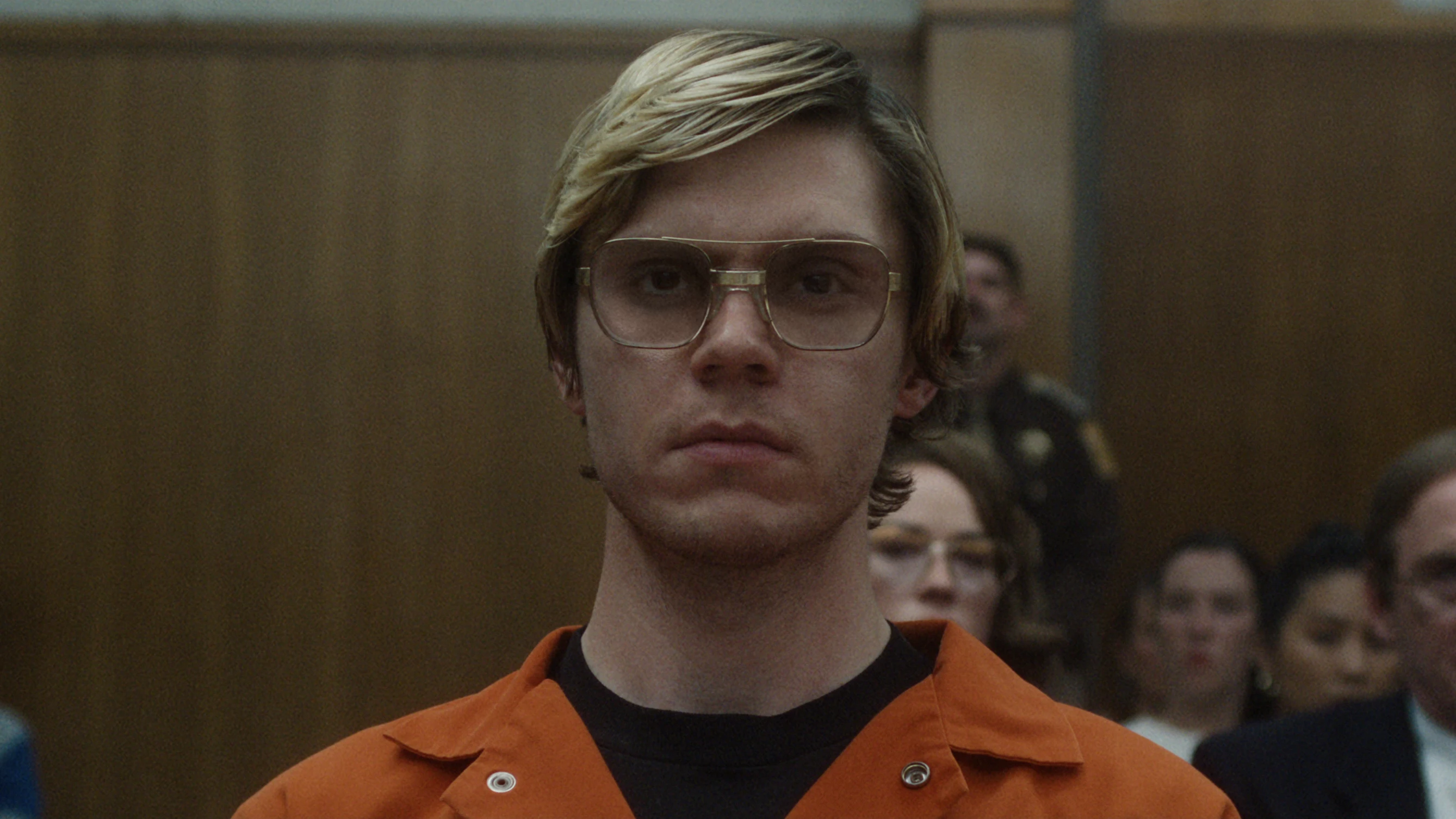  Evan Peters interpreta a Jeffrey Dahmer.