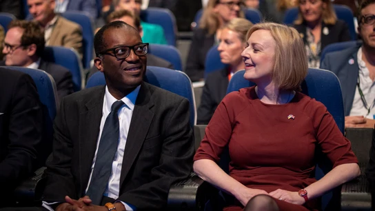 La primera ministra británica, Liz Truss, junto al ministro de Economía, Kwasi Kwarteng. La primera ministra británica, Liz Truss, junto al ministro de Economía, Kwasi Kwarteng.