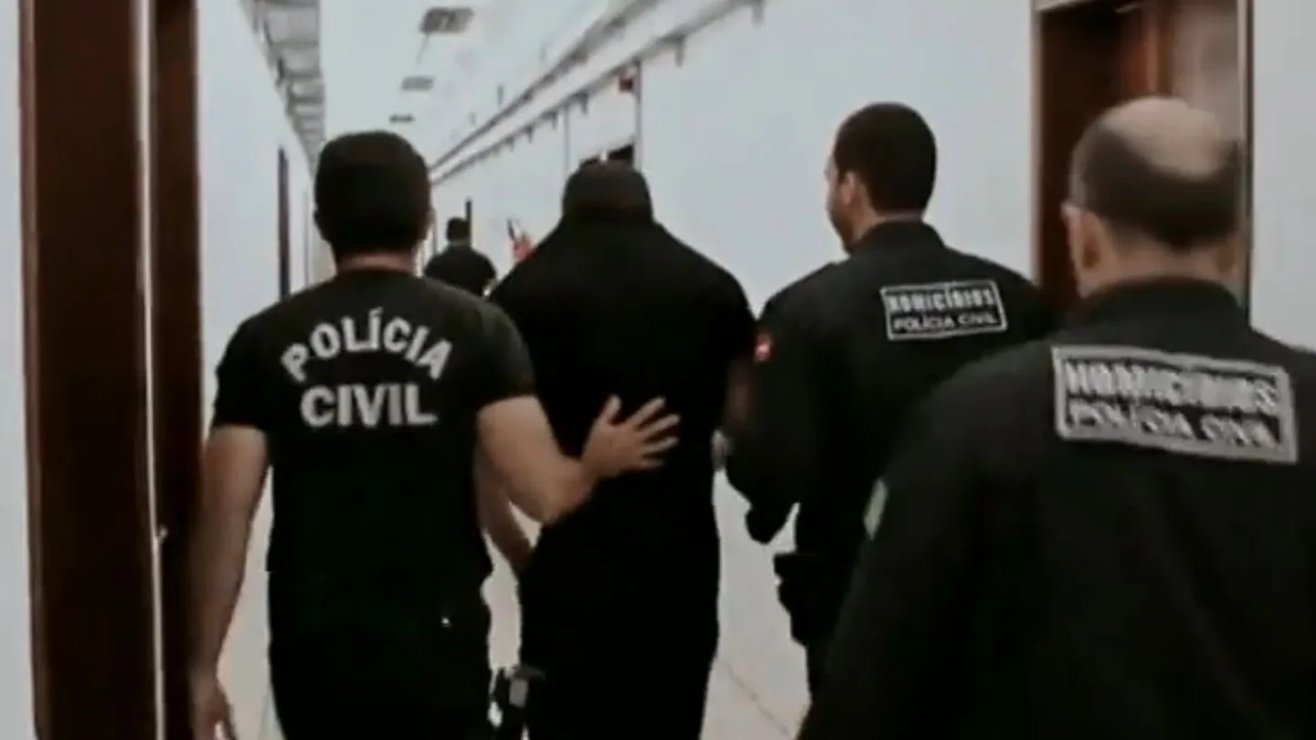 Patrick Nogueira, el asesino de Pioz, escoltado por la Policía de Brasil tras ser detenido para su traslado a España. Patrick Nogueira, el asesino de Pioz, escoltado por la Policía de Brasil tras ser detenido para su traslado a España.
