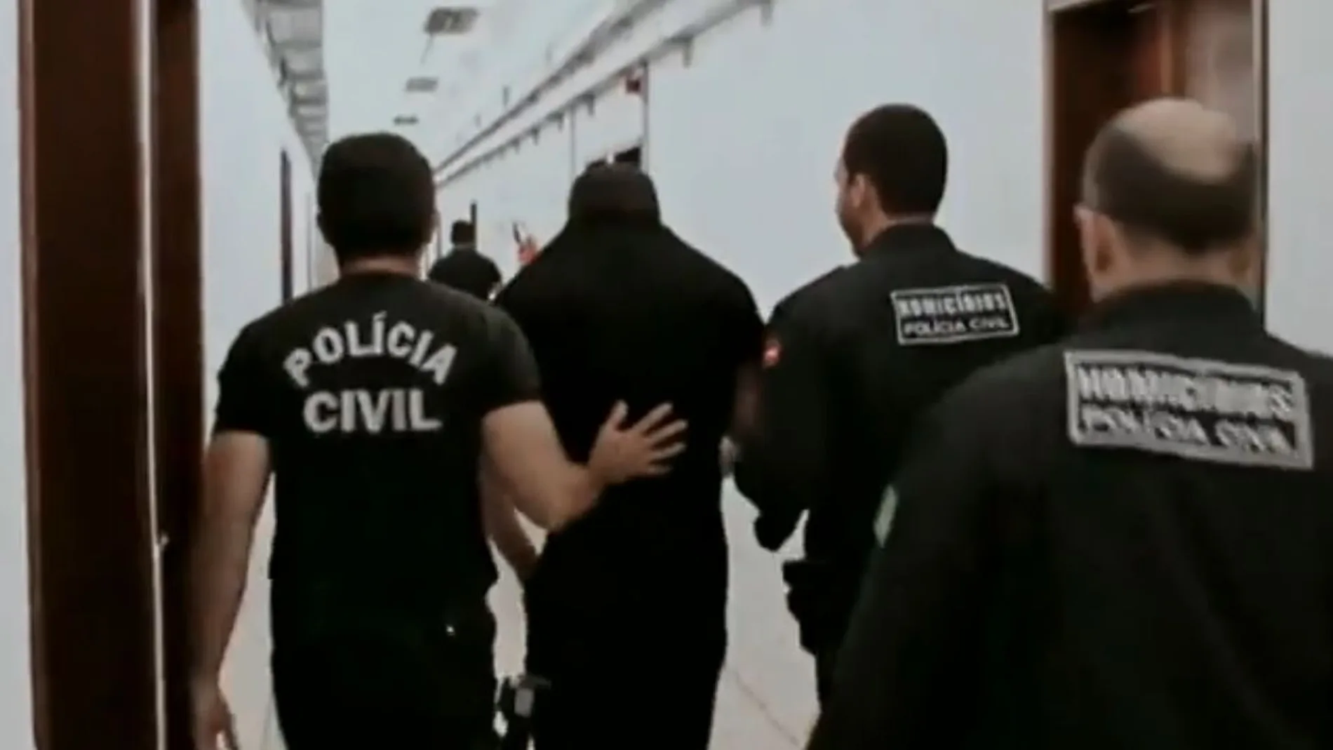 Patrick Nogueira, el asesino de Pioz, escoltado por la Policía de Brasil tras ser detenido para su traslado a España.