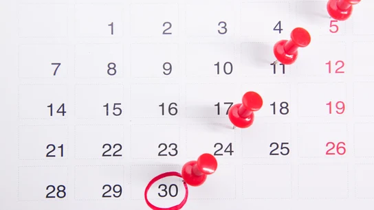 Un calendario con días marcados en rojo Calendario laboral 2023: consulta cuándo es el próximo festivo en tu comunidad