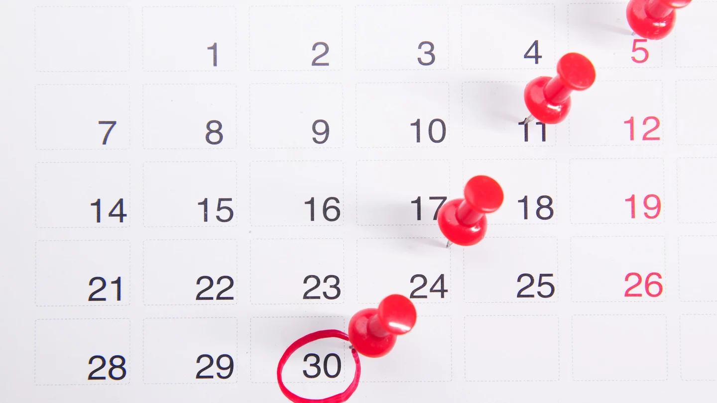 Un calendario con días marcados en rojo Calendario laboral 2023: consulta cuándo es el próximo festivo en tu comunidad