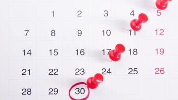 Un calendario con días marcados en rojo