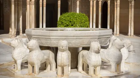 Fuente de los Leones de la Alhambra de Granada Fuente de los Leones de la Alhambra de Granada