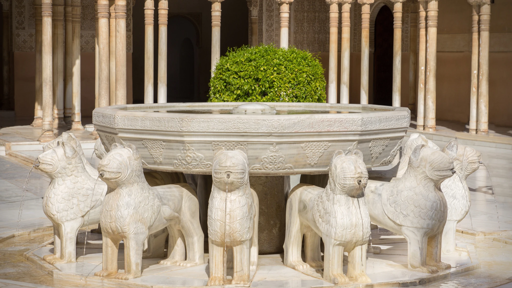 Fuente de los Leones de la Alhambra de Granada Fuente de los Leones de la Alhambra de Granada