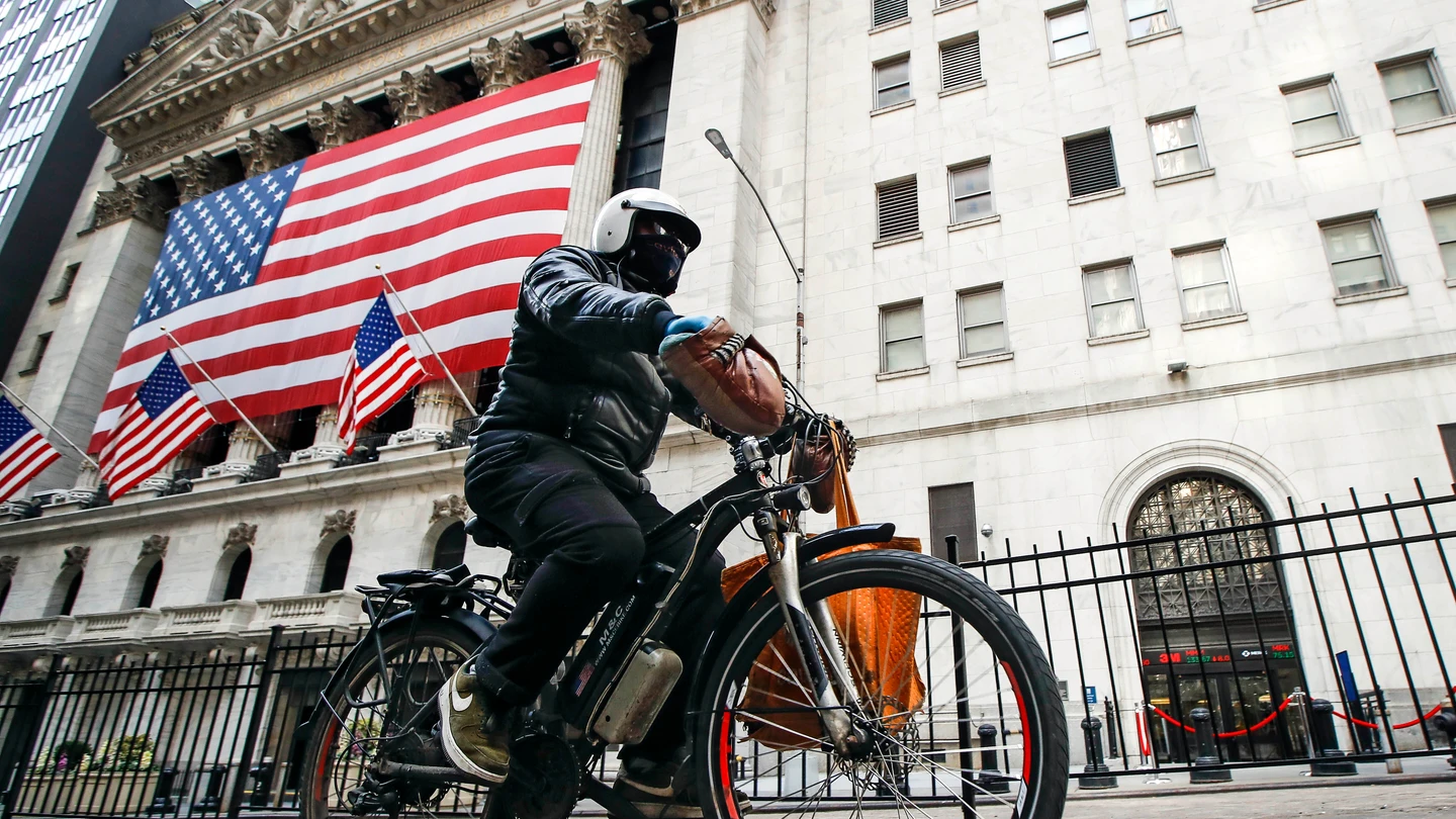 Un repartidor recorre las calles de Nueva York Un repartidor recorre las calles de Nueva York