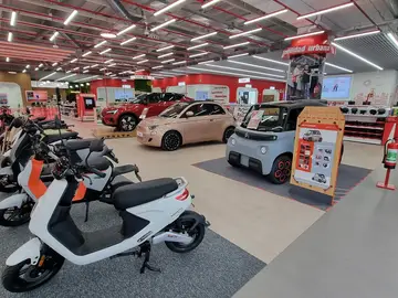 Lo último que puedes comprar en una gran superficie dedicada a la electrónica es...un coche eléctrico Lo último que puedes comprar en una gran superficie dedicada a la electrónica es...un coche eléctrico